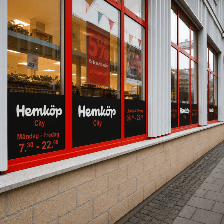 Professionell fönsterdekor och reklam monterad på en butik i Trollhättan av Designtek.