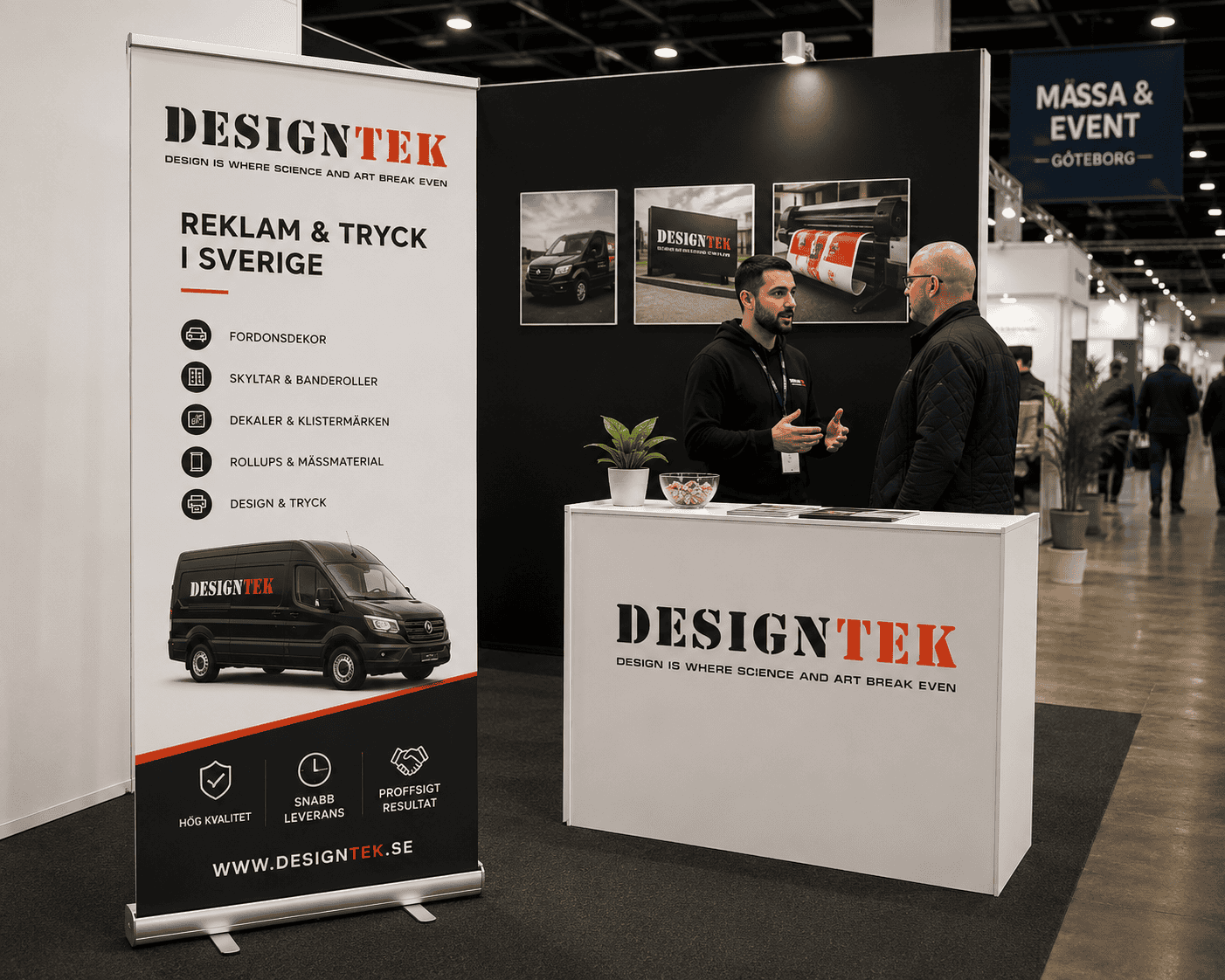 النص البديل (Alt-text): En professionell roll-up från Designtek placerad i en monter på en livlig mässa i Sverige.